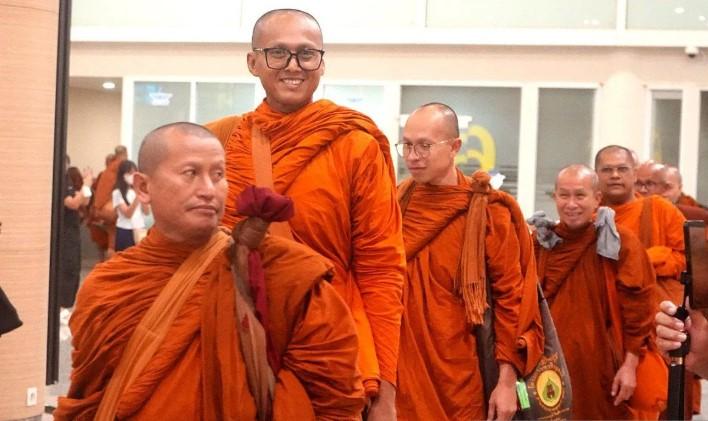 Bandara Bali Sambut Kedatangan 50 Biksu Peserta Kampanye Perdamaian Internasional