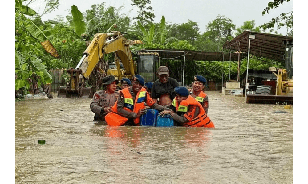 Satbrimob Polda Sultra Evakuasi Ratusan Warga Terdampak Banjir di Kendari