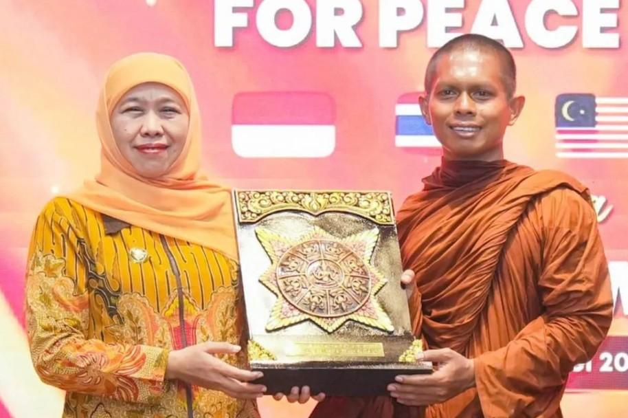 Khofifah Ajak Perkuat Toleransi dan Perdamaian Saat Sambut 57 Biksu Indonesia Walk for Peace 2026