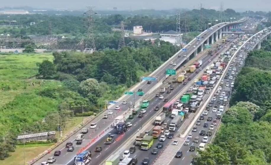 Lonjakan Kendaraan di Jalan Layang MBZ Saat Libur Kenaikan Yesus Kristus Capai 63 Ribu Kendaraan