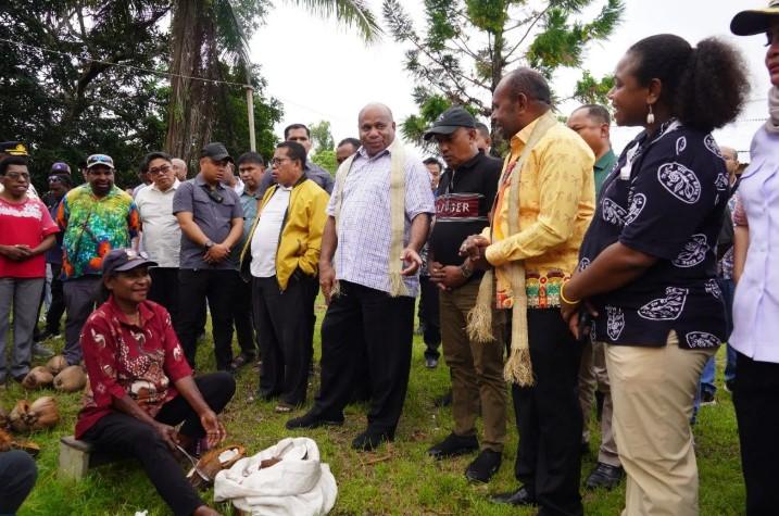 Gubernur Papua Tinjau Gudang Kopra di Sarmi, Koperasi Yora Mekhande Jaya Kirim 60 Ton ke Surabaya