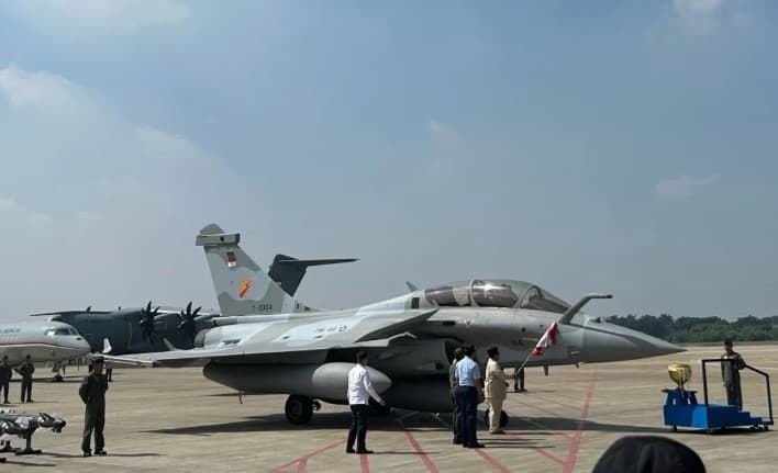 Prabowo Serahkan Kunci Pesawat Tempur Rafale dan Falcon kepada Panglima TNI