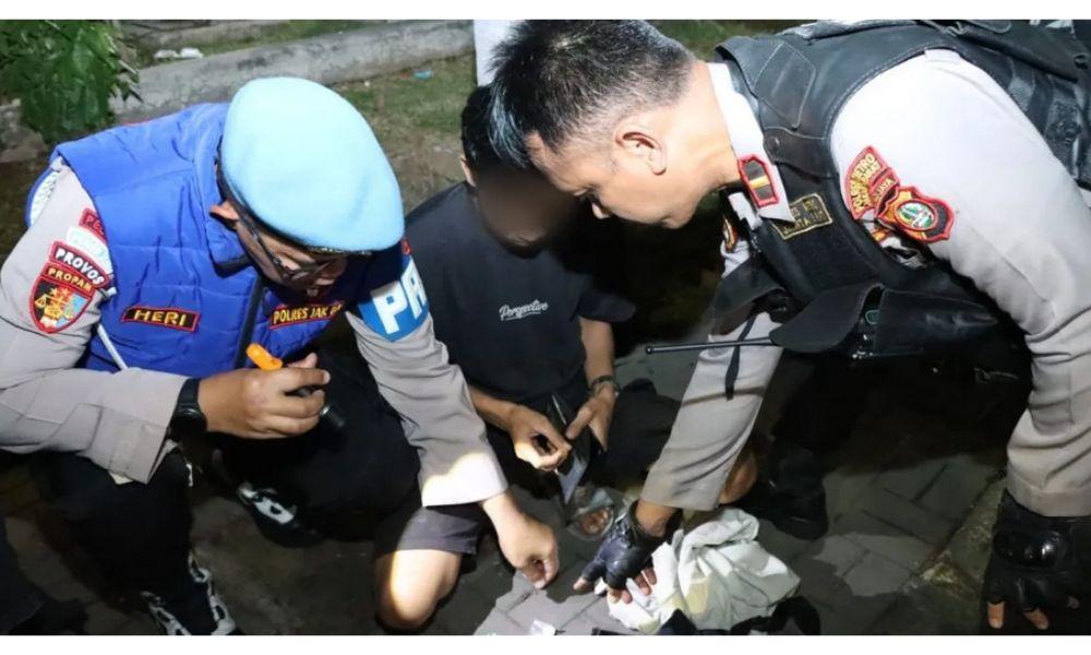 Polres Metro Jakarta Barat Tangkap Empat Terduga Penyalahguna Obat Keras saat Patroli Malam