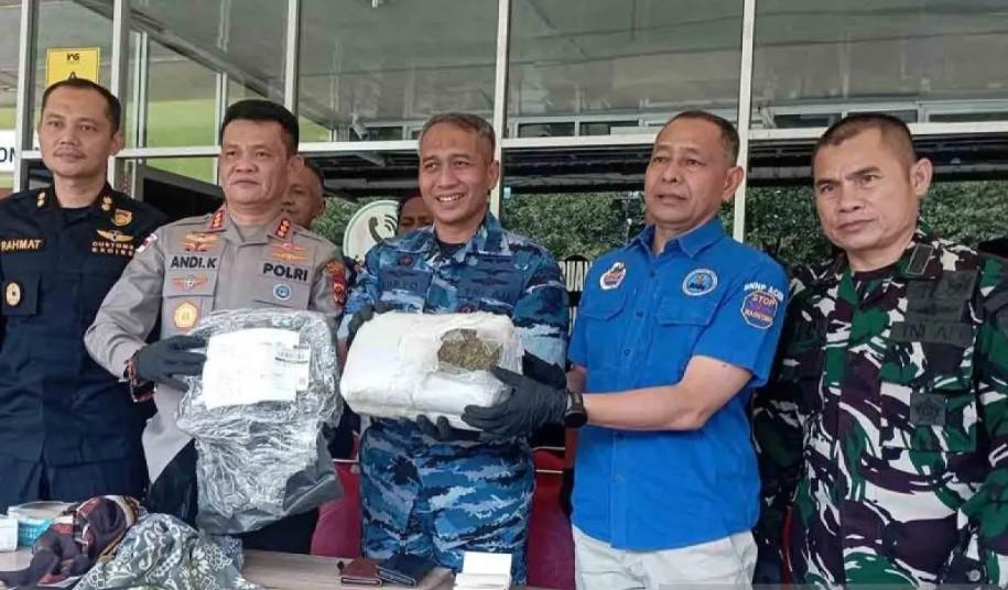 Tim Gabungan Lanud SIM dan Petugas Kargo Bandara Gagalkan Pengiriman 2,8 Kilogram Ganja ke Bandung