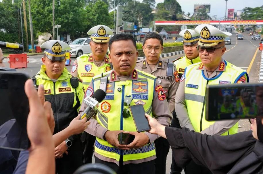 Kakorlantas Polri Pastikan Arus Lalu Lintas Puncak Terkendali Meski Volume Kendaraan Mencapai Hampir 40.000 Unit