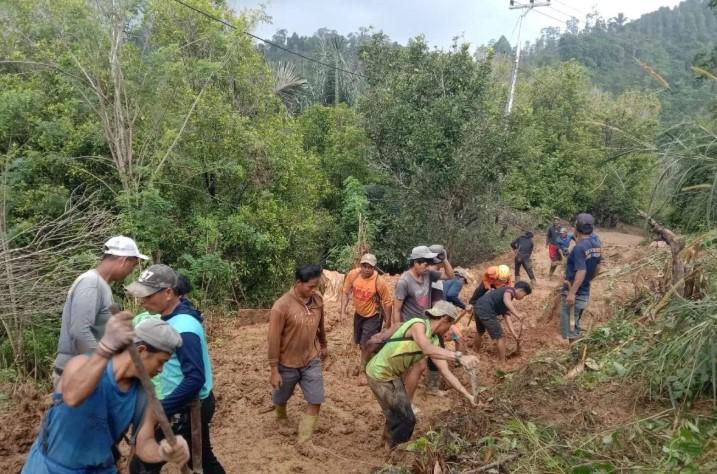 Petugas dan Warga Gotong Royong Buka Akses Jalan Tertimbun Longsor di Sidrap