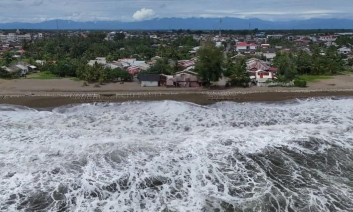 BMKG Peringatkan Gelombang Laut Hingga 4 Meter di Perairan Selatan Indonesia