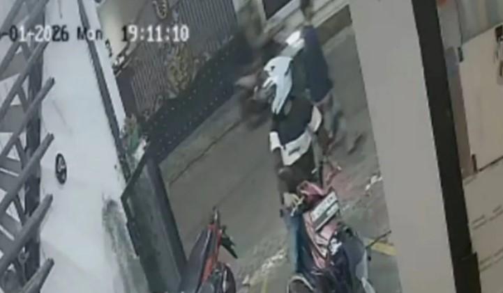 Maling Motor Terekam CCTV Saat Beraksi di Kedai Kopi Duren Sawit