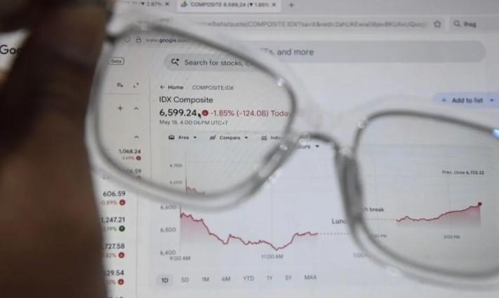 IHSG Anjlok Hampir 5 Persen, Investor Pilih Pindahkan Dana ke Aset Aman