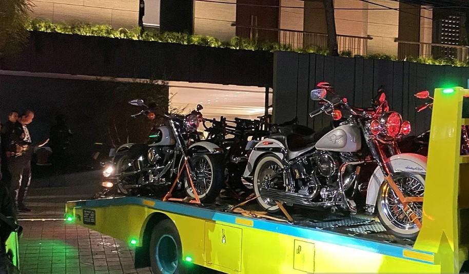 KPK Angkut Harley, Ducati, dan Porsche dari Rumah Silmy Karim dalam Kasus Dugaan Pemerasan Imigrasi