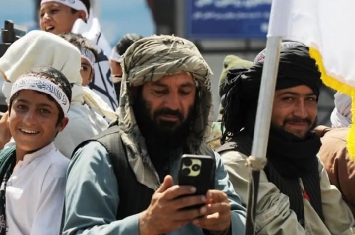 Pemimpin Tertinggi Afghanistan Larang PNS Gunakan Ponsel Pintar