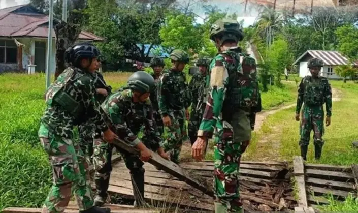 Pasukan Marinir Perbaiki Jembatan di Maybrat untuk Permudah Aktivitas Warga Papua