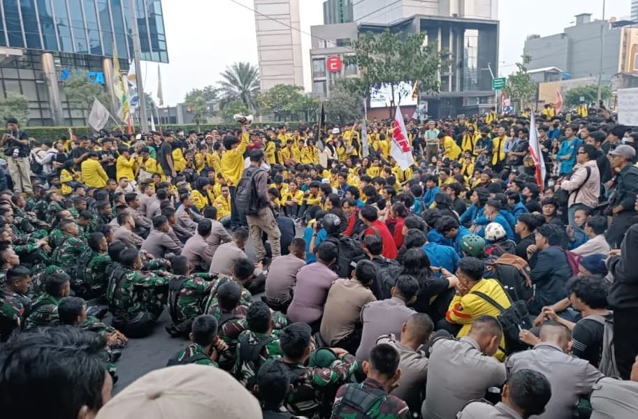 Massa Mahasiswa dan Aparat Duduk Bersama di Jalan MH Thamrin, Polisi Jelaskan Alasan Bundaran HI Disterilisasi