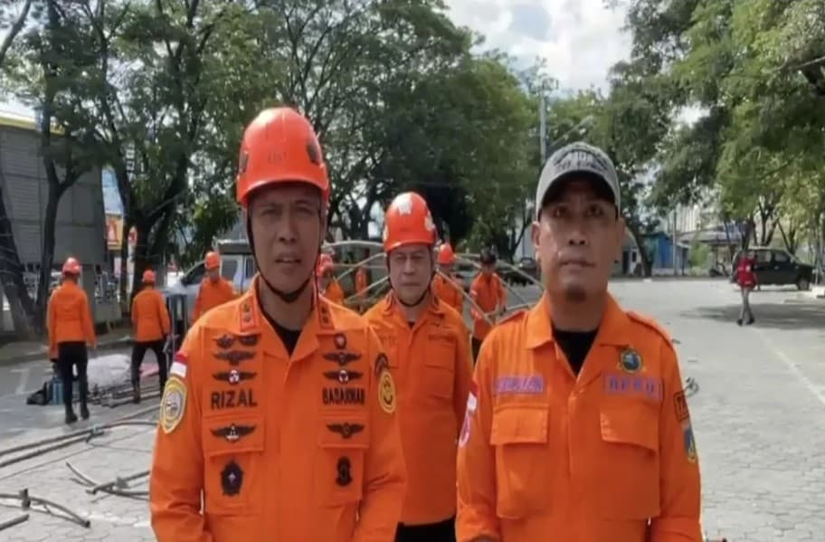 Basarnas dan BPBD Menyiapkan Tenda Darurat di RS Undata Palu Usai Gempa Magnitudo 6,7 Guncang Sulawesi Tengah