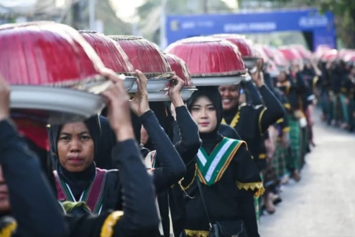 Parade Seribu Dulang di Lombok Timur Digelar untuk Lestarikan Budaya dan Perkuat Kebersamaan