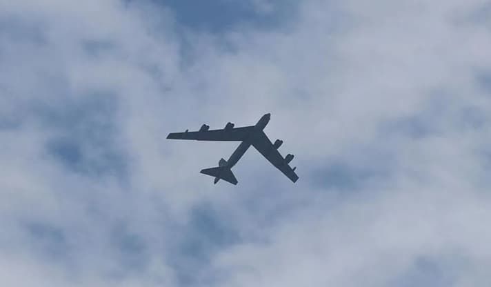 Pesawat Bomber B-52 Angkatan Udara AS Jatuh Saat Uji Terbang di California, Delapan Awak Diduga Tewas