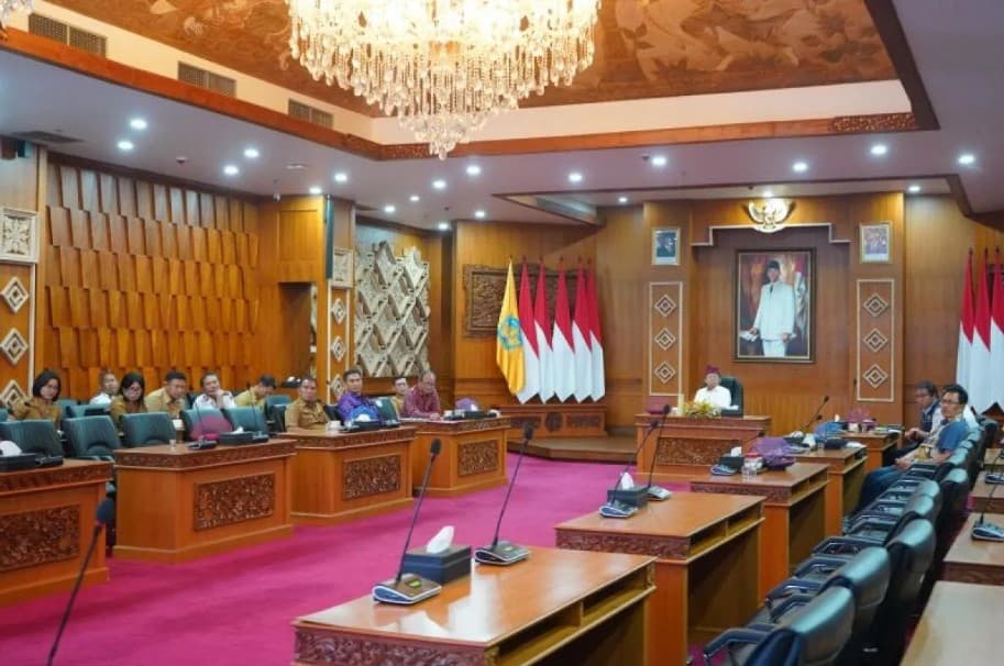Gubernur Wayan Koster Mengusulkan Penambahan Trip Kapal Barang untuk Menekan Harga Kebutuhan Pokok di Nusa Penida