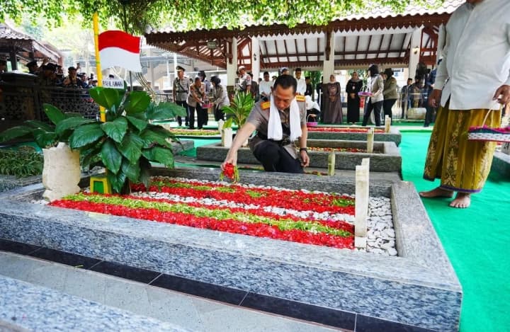 Kapolri Ziarah ke Makam Gus Dur, Kenang Semangat Reformasi dan Profesionalisme Polri