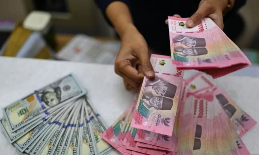 Rupiah Ditutup Melemah ke Rp17.859 per Dolar AS, Tertekan Ekspektasi Suku Bunga Tinggi The Fed