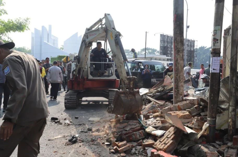 Wali Kota Bandung Menertibkan 63 Bangunan Liar di Jalan Dipatiukur untuk Kembalikan Fungsi Trotoar