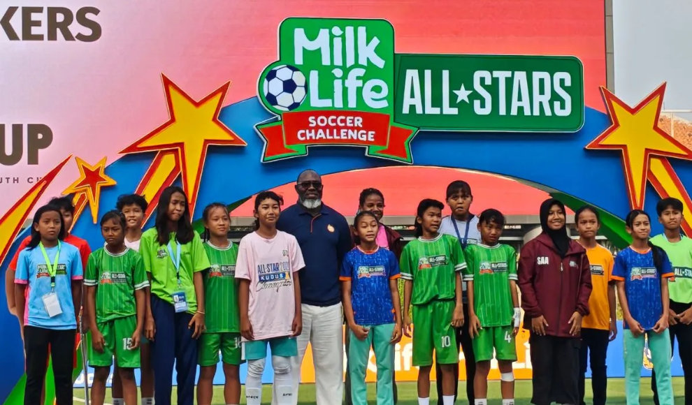 Pelatih kepala MilkLife Soccer Challenge (MLSC) All-Stars Jacksen Tiago (ketujuh dari kiri) bersama pemain pilihan skuad U12