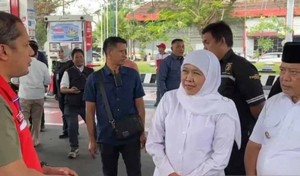 Khofifah Pastikan Stok BBM Subsidi di Jawa Timur Aman Setelah Antrean di Sejumlah SPBU