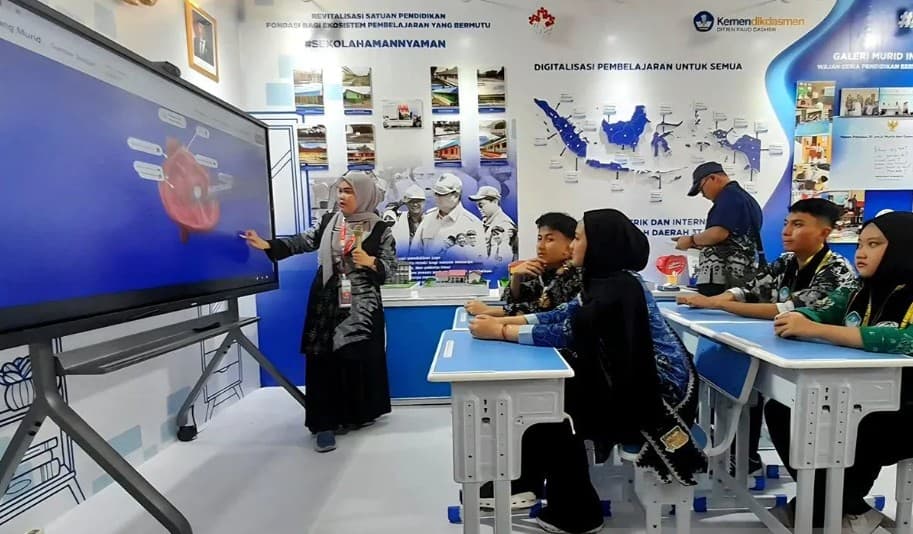 Kemendikdasmen Menilai Interactive Flat Panel Permudah Guru Mengajar dan Tingkatkan Kualitas Pembelajaran