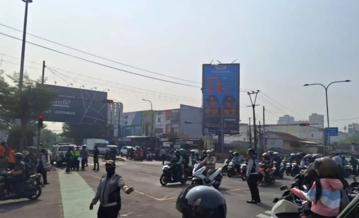 Truk Diduga Rem Blong di Simpang Unisma Bekasi Sebabkan Kemacetan Panjang dan Korban Jiwa
