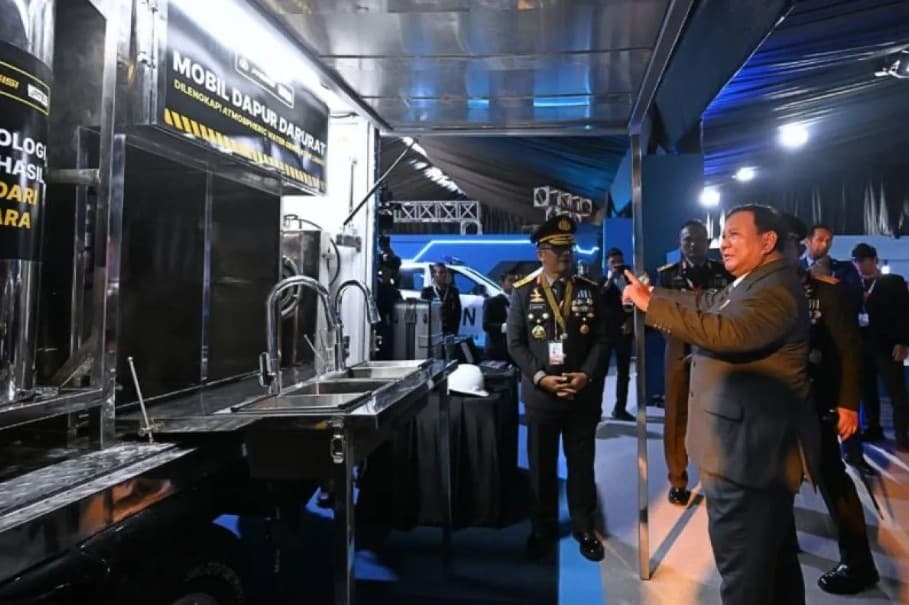 Prabowo Subianto Meninjau Pameran Bhayangkara yang Menampilkan Inovasi Produk Dalam Negeri untuk Mendukung Modernisasi Polri