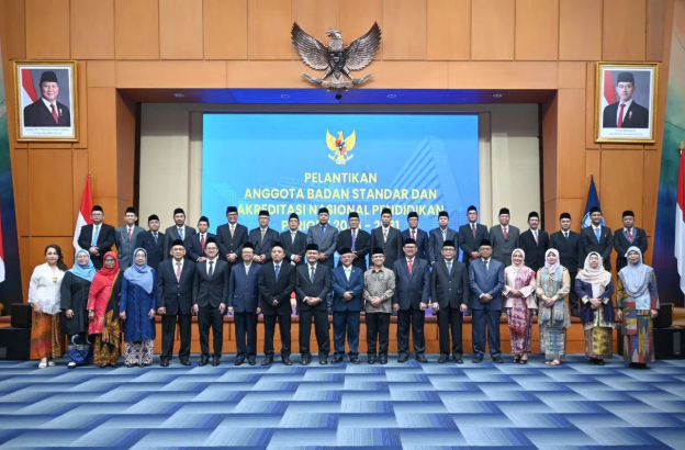 Mendikdasmen Abdul Mu’ti Lantik BSANP untuk Perkuat Standar dan Akreditasi Pendidikan Nasional