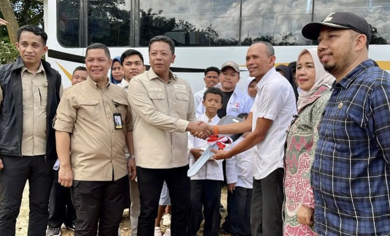KSP Salurkan Bus Sekolah dan Tambahan Gaji Guru Honorer untuk SLB Kusuma Bangsa di Kendari
