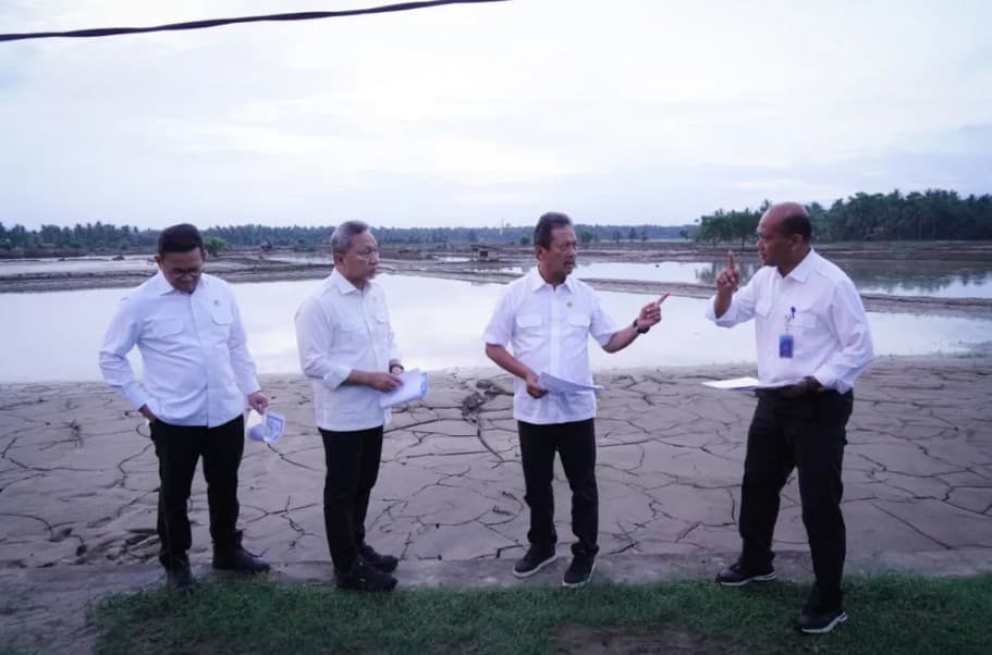 Pemerintah Menyalurkan 12 Ekskavator untuk Percepat Pemulihan Perikanan Budi Daya di Tiga Provinsi Pascabencana