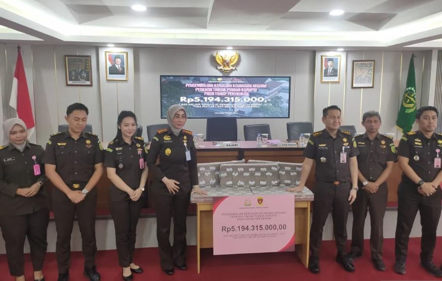 Kejari Jakarta Barat Setorkan Uang Sitaan Rp5,194 Miliar ke Kas Negara dalam Kasus Dugaan Korupsi Lahan Kebon Bibit