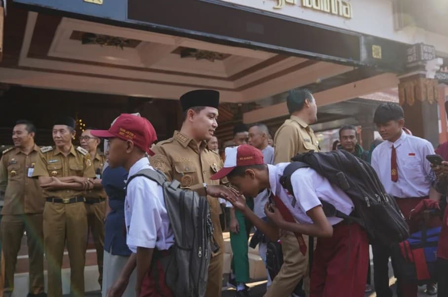 Bupati Mojokerto Melepas 30 Peserta Didik Sekolah Rakyat ke Kediri, Seluruh Akomodasi Keberangkatan Ditanggung Pemkab