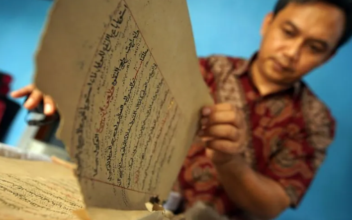 Pegiat Sejarah Trenggalek Simpan Sembilan Manuskrip Kuno Abad ke-19 yang Telah Didigitalisasi