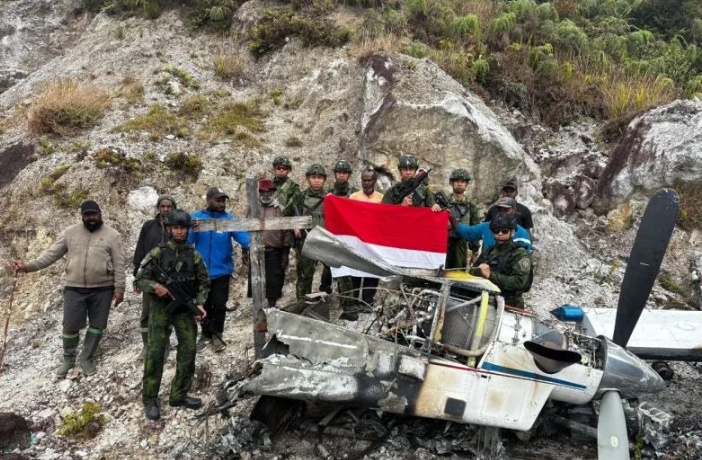Satgas TNI Bersama Warga Evakuasi Puing Pesawat Pilatus yang Dibakar TPNPB-OPM di Papua Pegunungan