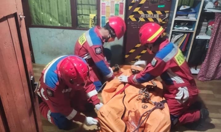 Gulkarmat Jakarta Timur Evakuasi Jenazah Pria yang Ditemukan Meninggal di Rumah Jatinegara