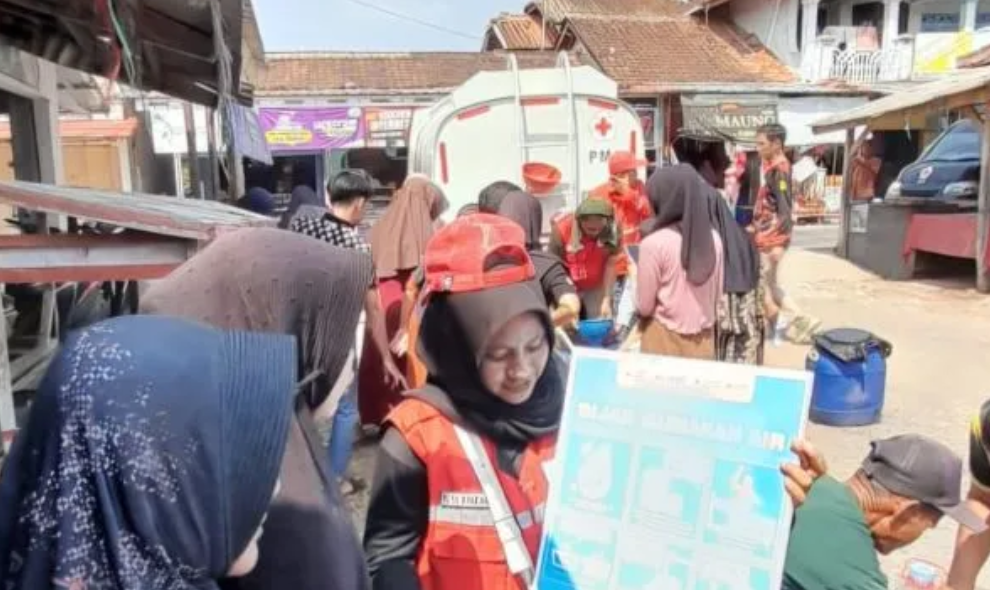 PMI Cianjur Salurkan 20 Ribu Liter Air Bersih untuk 1.500 KK Terdampak Kemarau di Cibeber