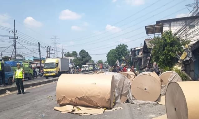 Truk Diduga Hilang Kendali, Kecelakaan Beruntun di Pasuruan Tewaskan Empat Orang