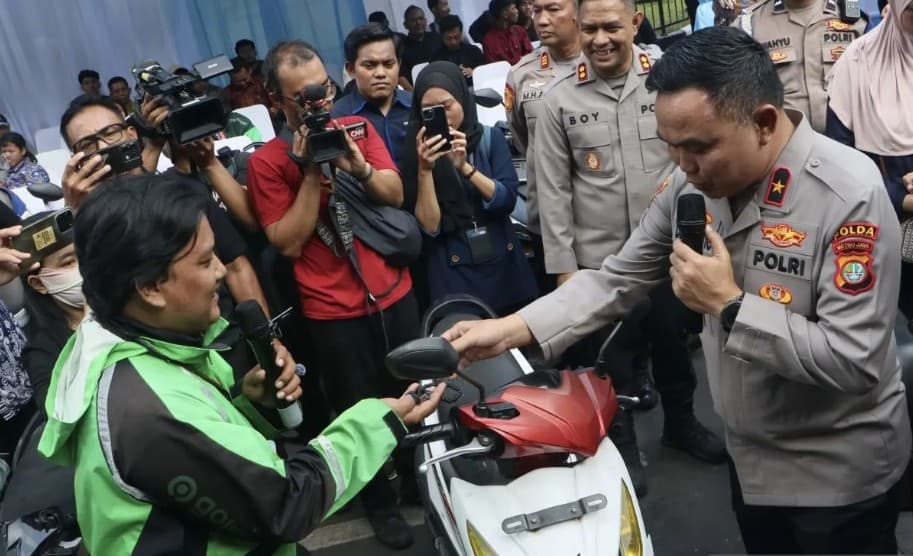 Polda Metro Jaya Mengembalikan 67 Kendaraan Hasil Ungkap Kasus Curanmor kepada Pemilik Sah