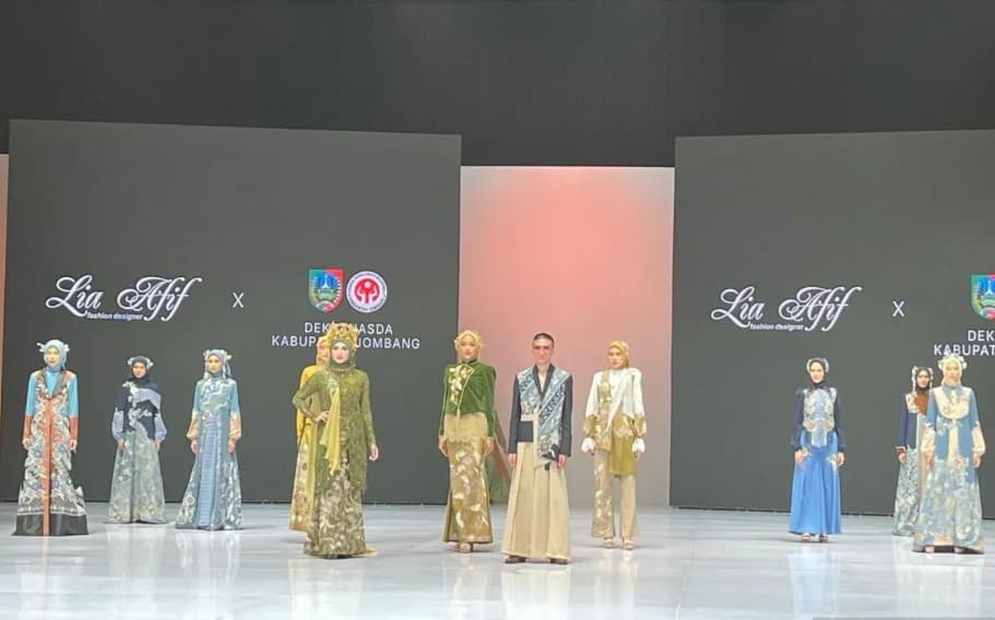 Koleksi “Akasa Dharani” Karya Lia Afif Tampilkan Harmoni Langit dan Bumi melalui Batik Jombang di IFW 2026