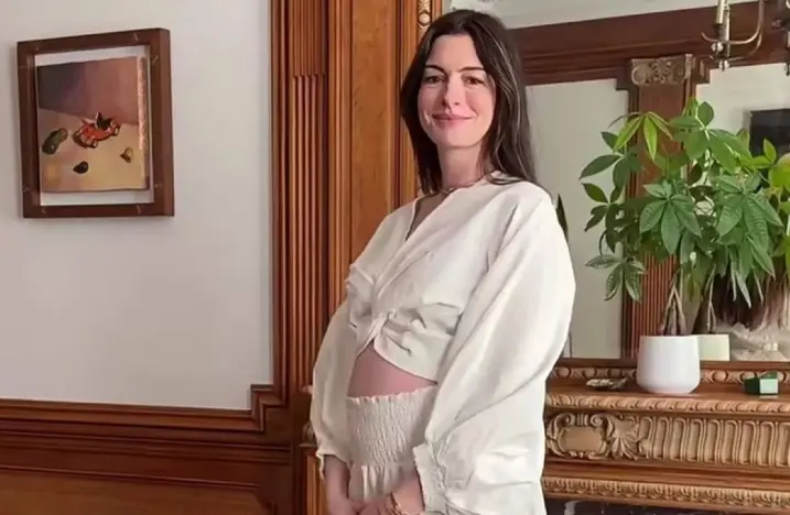 Anne Hathaway Menilai Film dengan Adegan Kematian Anjing Seharusnya Otomatis Berperingkat R