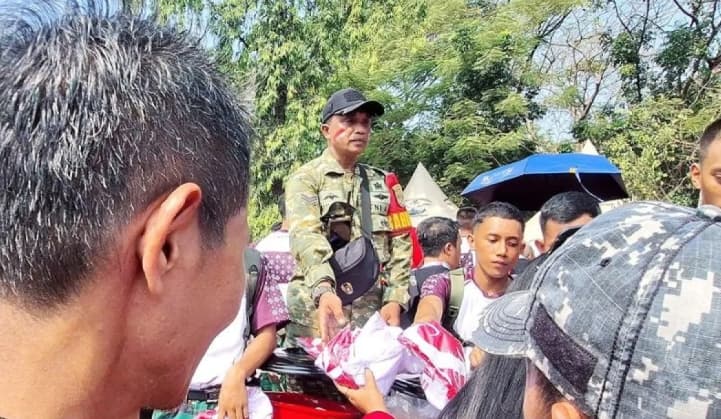 Warga Memadati Monas untuk Berburu Kaos dan Makanan Gratis pada Perayaan HUT Ke-81 RI
