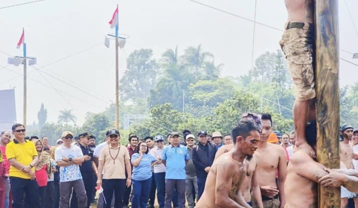 Pemprov Kalteng Semarakkan HUT ke-81 RI dengan Panjat Pinang hingga Tarik Tambang