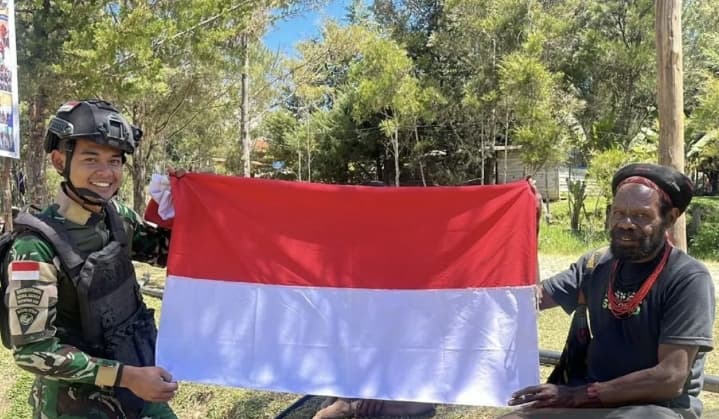 Satgas Yonif 511/DY Membagikan 50 Bendera dan Memberikan Layanan Kesehatan Gratis kepada Warga Papua
