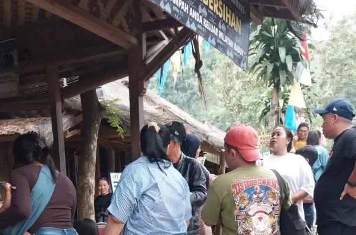 Ribuan Wisatawan Padati Permukiman Badui untuk Berburu Durian saat Musim Panen
