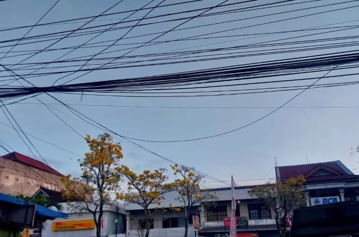 Pemkab Jembrana Menyiapkan Regulasi Kabel Internet setelah Jaringan Semrawut Picu Kecelakaan