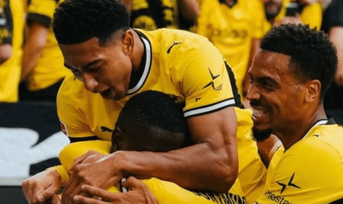 Borussia Dortmund Taklukkan Hamburg 2-0 meski Bermain dengan 10 Pemain