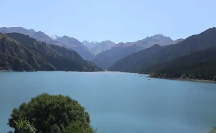 Danau Tianchi Menawarkan Pesona “Danau Surgawi” di Tengah Bentang Alam Xinjiang