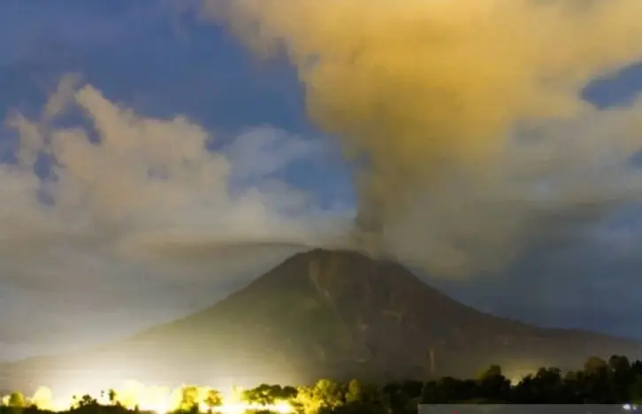Pemkab Karo Mengevakuasi Warga Dua Desa setelah Status Gunung Sinabung Naik Menjadi Siaga